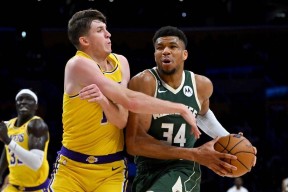 包含比赛局势复杂引发热议！，Faker在雄鹿比赛中重要助攻全场沸腾不已的词条爱游戏体验